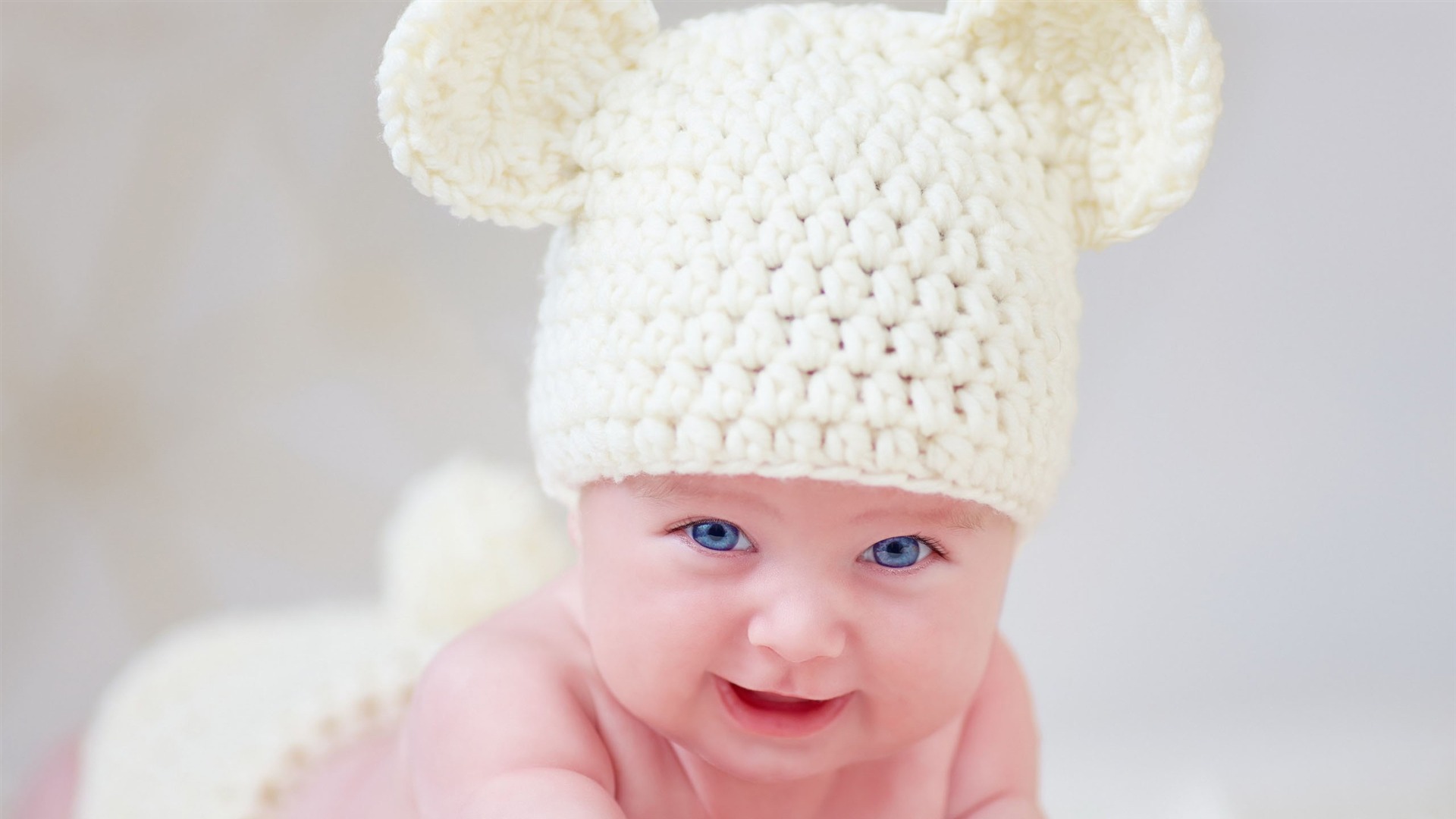  Baby wearing hat