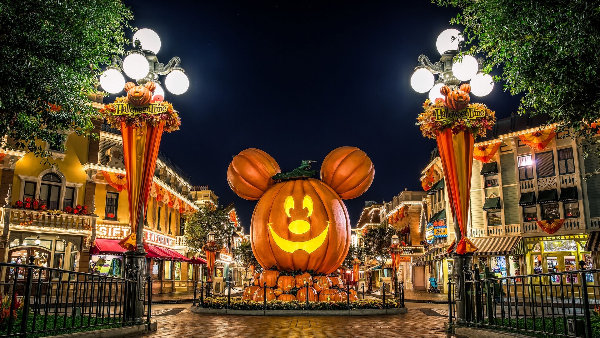 Disneyland Halloween Wallpaper 5